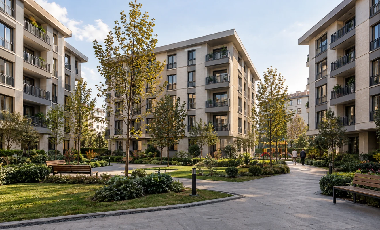Peyzajlı ortak avlu çevresinde yer alan çok bloklu konut sitesi.